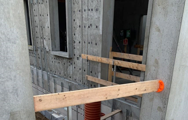 MAG IN_2.JPG MAG IN multifunktionel holder til brædder/reglar