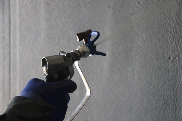 RB400 påført med airless.JPG Aquafin RB400. Rapid Polymer-membran 2,4 kg/m²