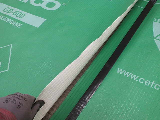 GB600 overlap med tape.jpg Gas- og radon membran. 2 x 50 meter. T = 0,6 mm