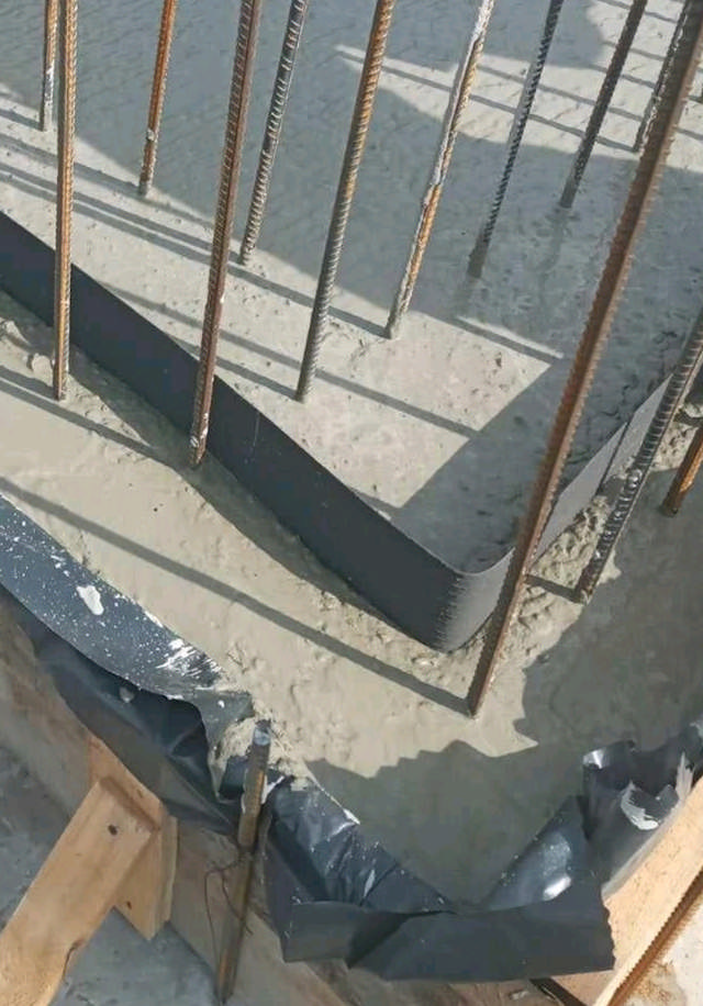 Cemflex VB_i støbning_1.jpg CEMflex VB fugeblik 150x1,25 mm. L=2 m. 100 m./ks